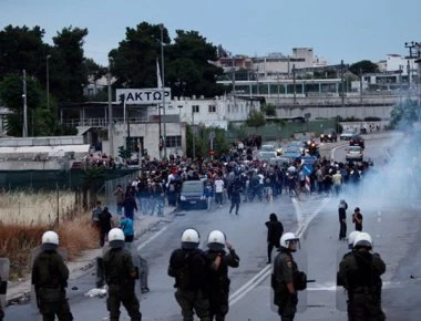 Υπάρχει νόμος σε αυτή την χώρα; - 20 Ρομά «σάπισαν» στο ξύλο δύο αστυνομικούς στο «άβατο» των Άνω Λιοσίων